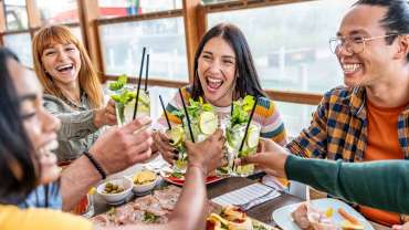 Grupo de amigos brindando con bebidas