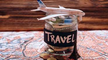 Frasco con dinero y avión de juguete