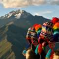 Gorros andinos con montañas al fondo.