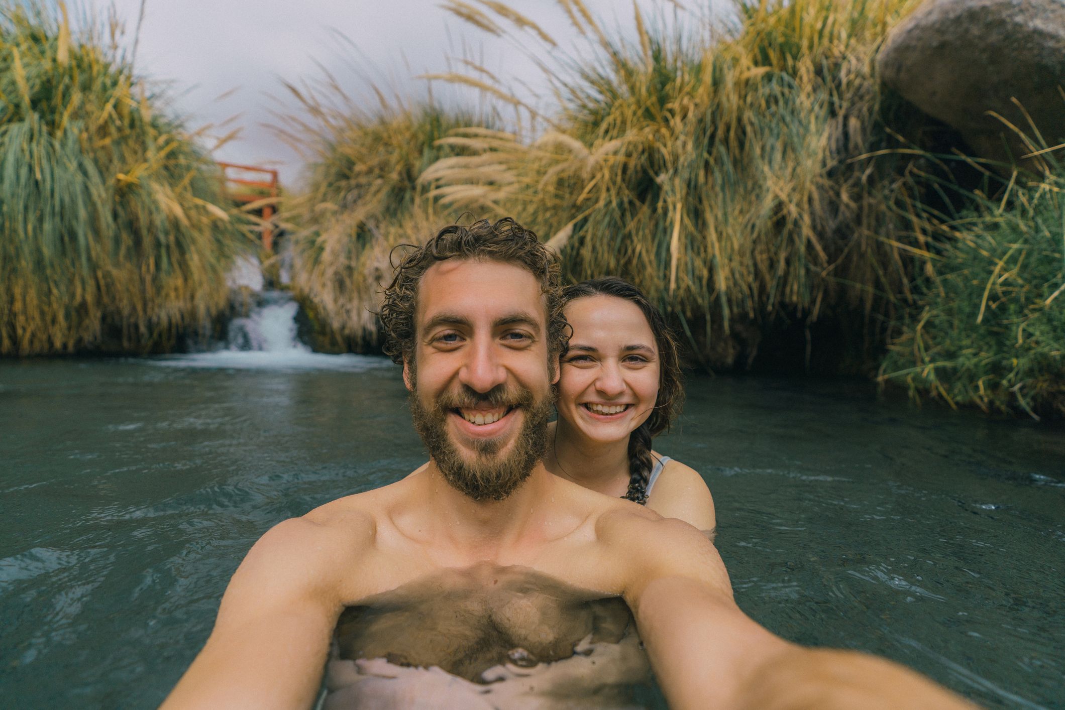 Puerto Montt en invierno: imagen de un hombre y una mujer haciéndose un selfie en una cascada.