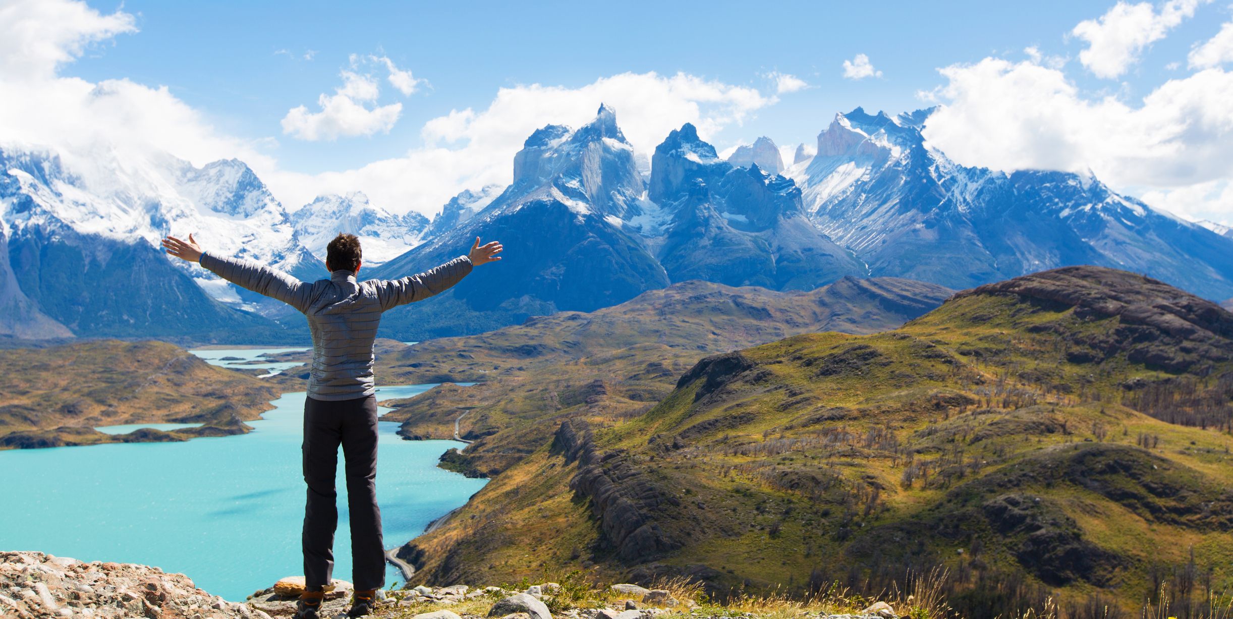 Puerto Natales en invierno: imagen de un hombre con los brazos abiertos y libres, frente a un paisaje.