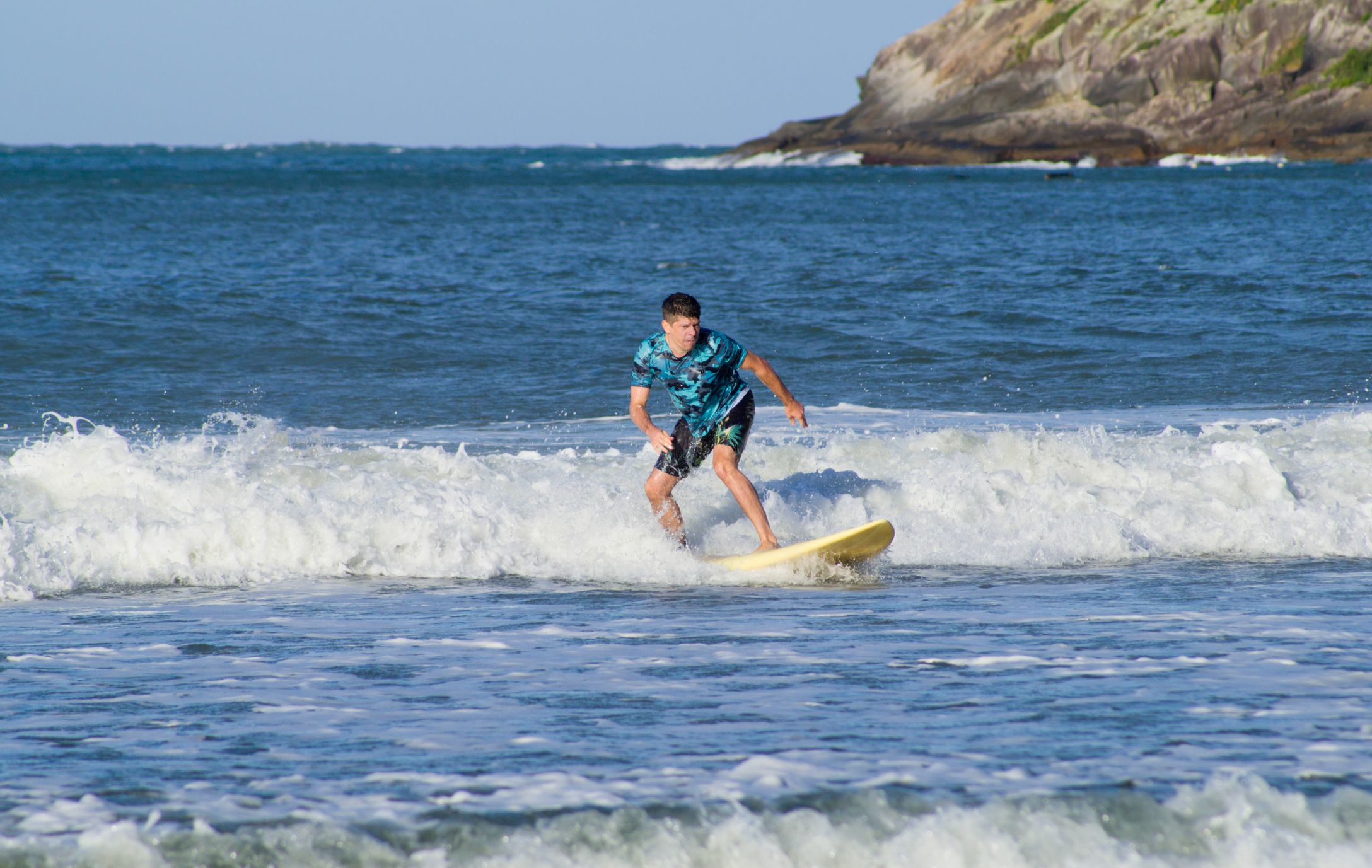 ecoturismo en florianópolis: hombre surfeando