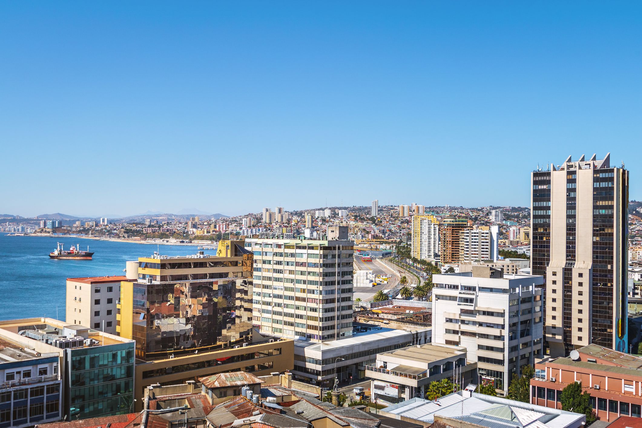 invierno en concepción: Imagen de una ciudad con edificios altos con vistas a la playa.
