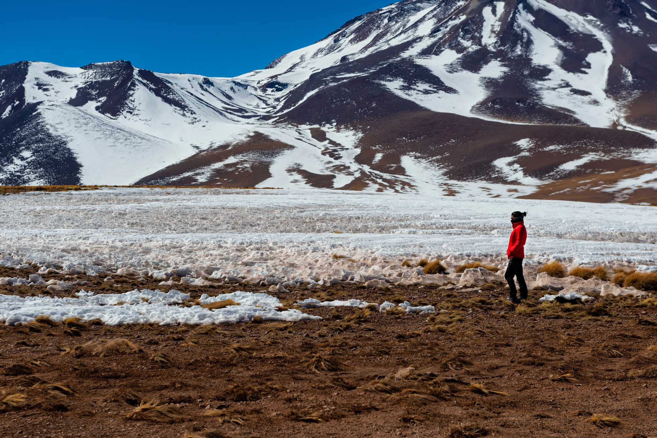 mendoza en invierno: persona caminando en zona montañosa