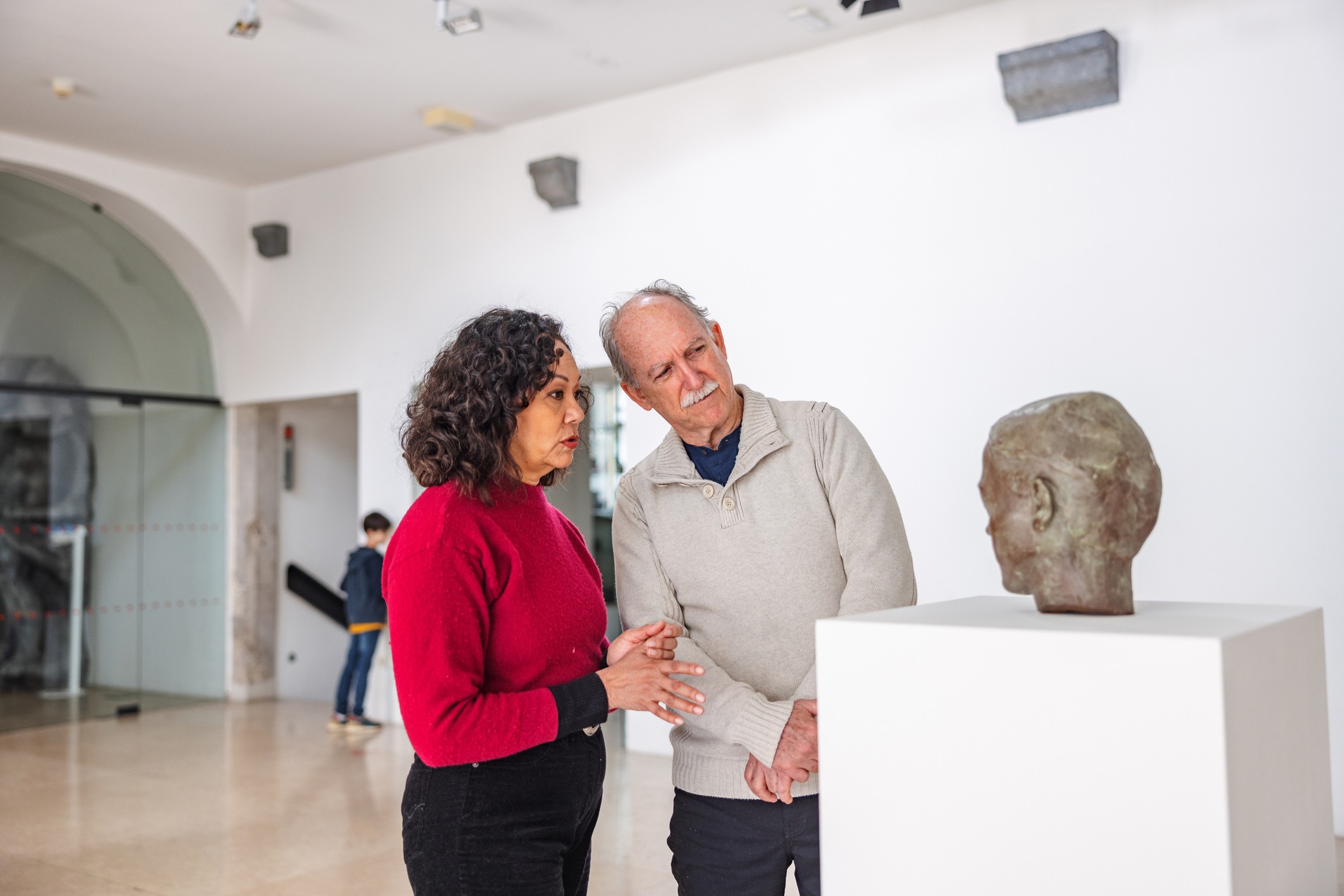 museos en iquique: Imagen de un hombre y una mujer mirando una pieza de museo