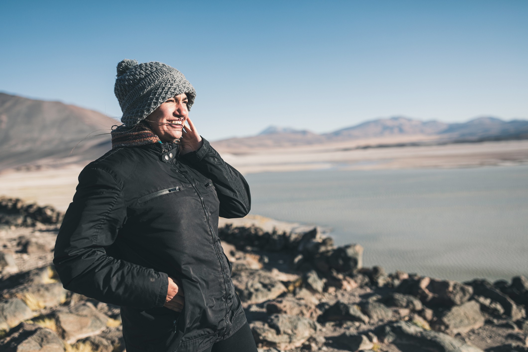 volar a calama: una mujer sonriendo frente a un paisaje increíble.
