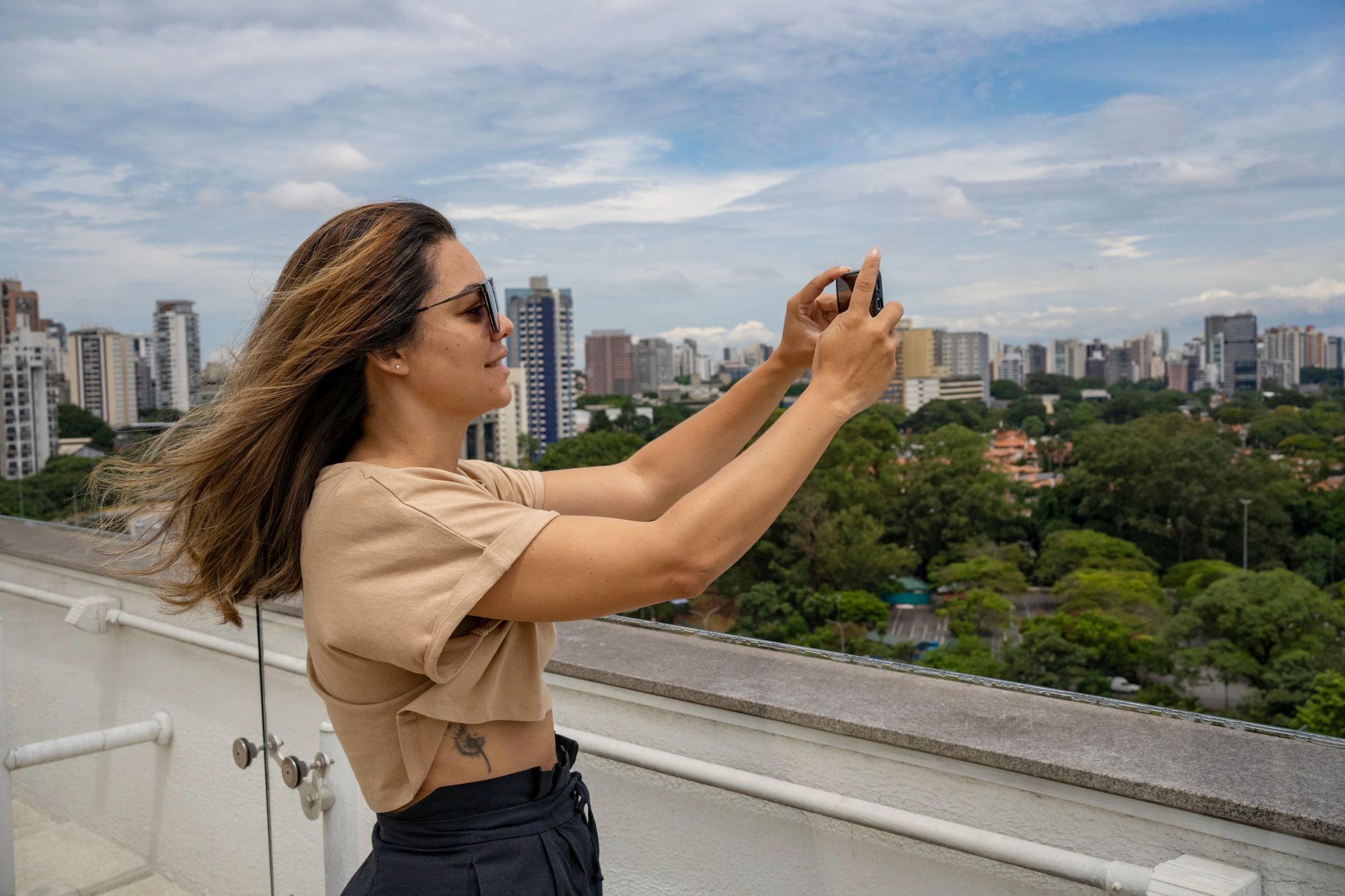 Altino Arantes Building: una mujer tomando una foto desde el techo de un edificio