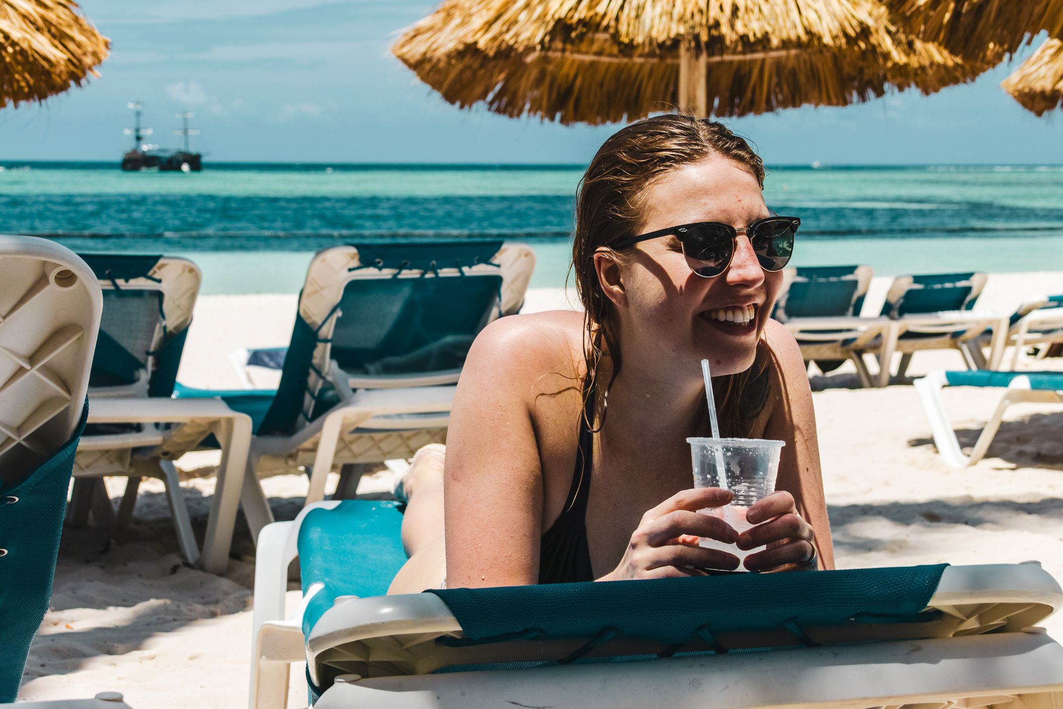 bávaro punta cana: mujer bebiendo en la playa