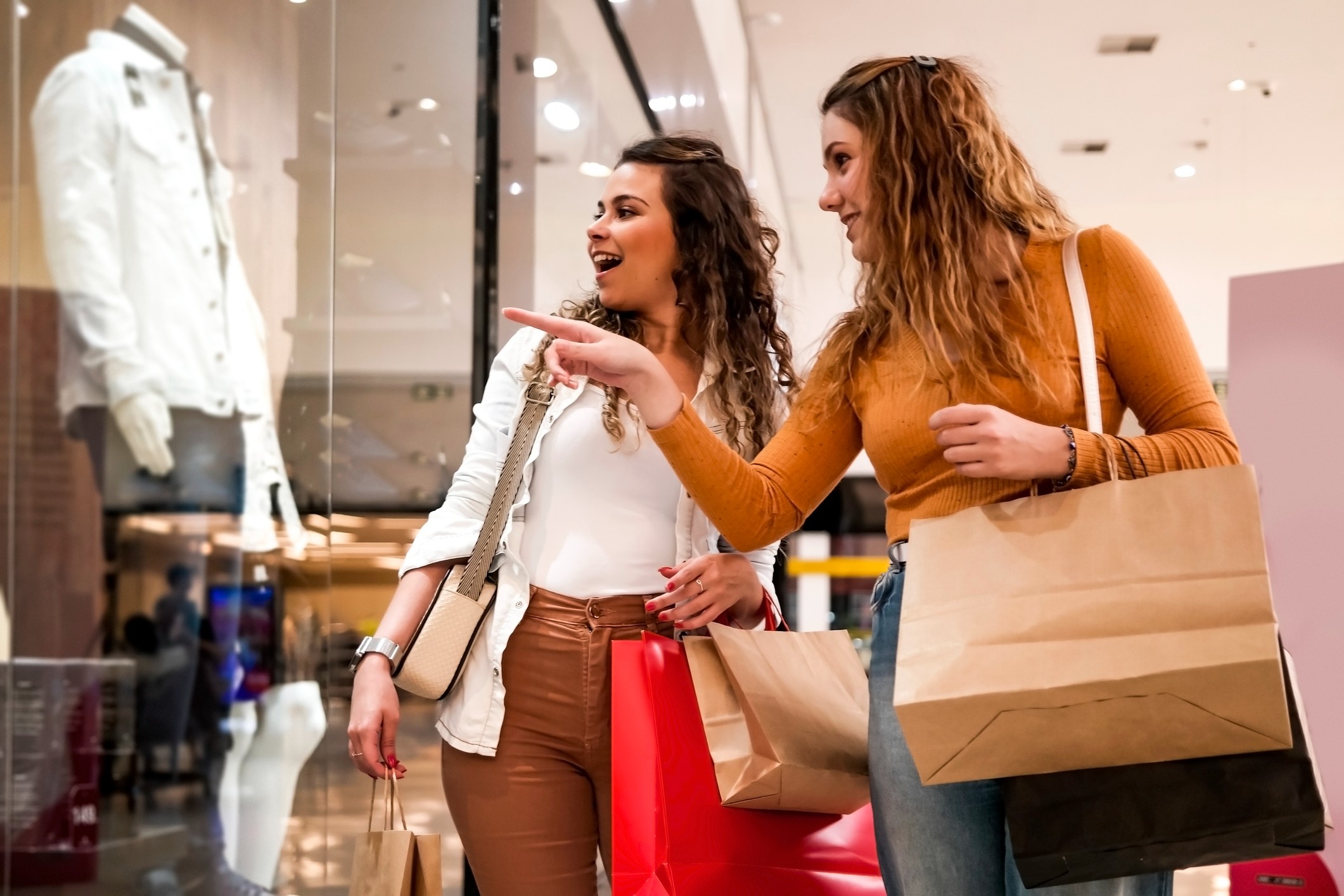 centros comerciales en mendoza: mujeres mirando en un escaparate