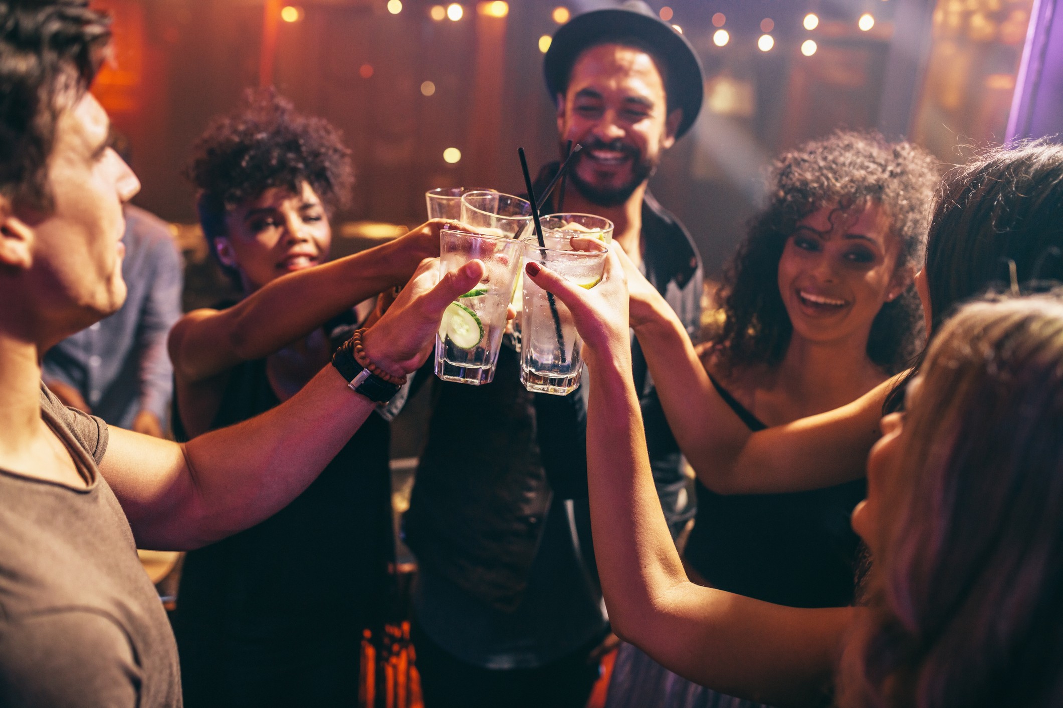 coco bongo punta cana: amigos brindando en una fiesta