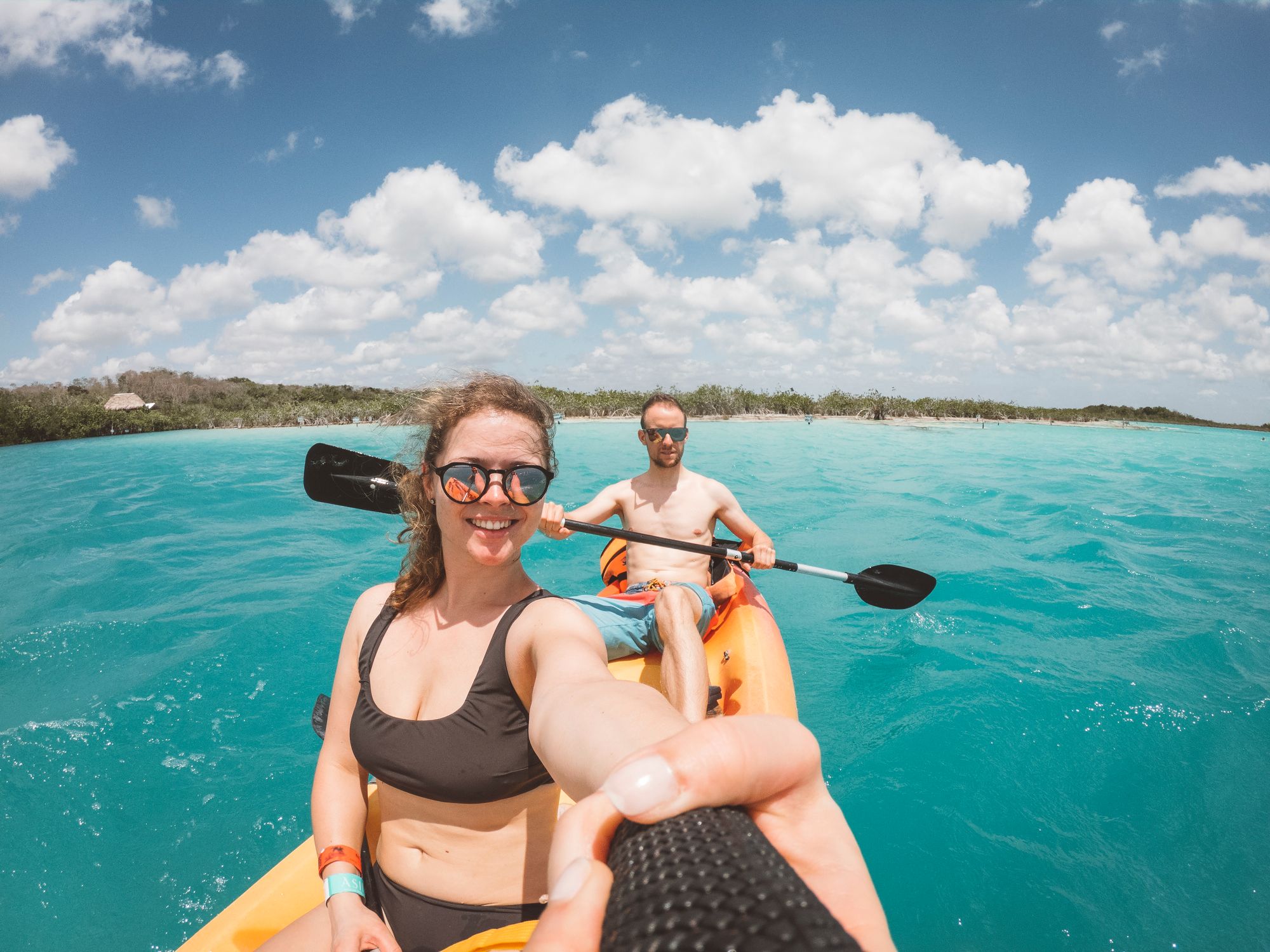 cómo llegar a bacalar: una pareja en kayak