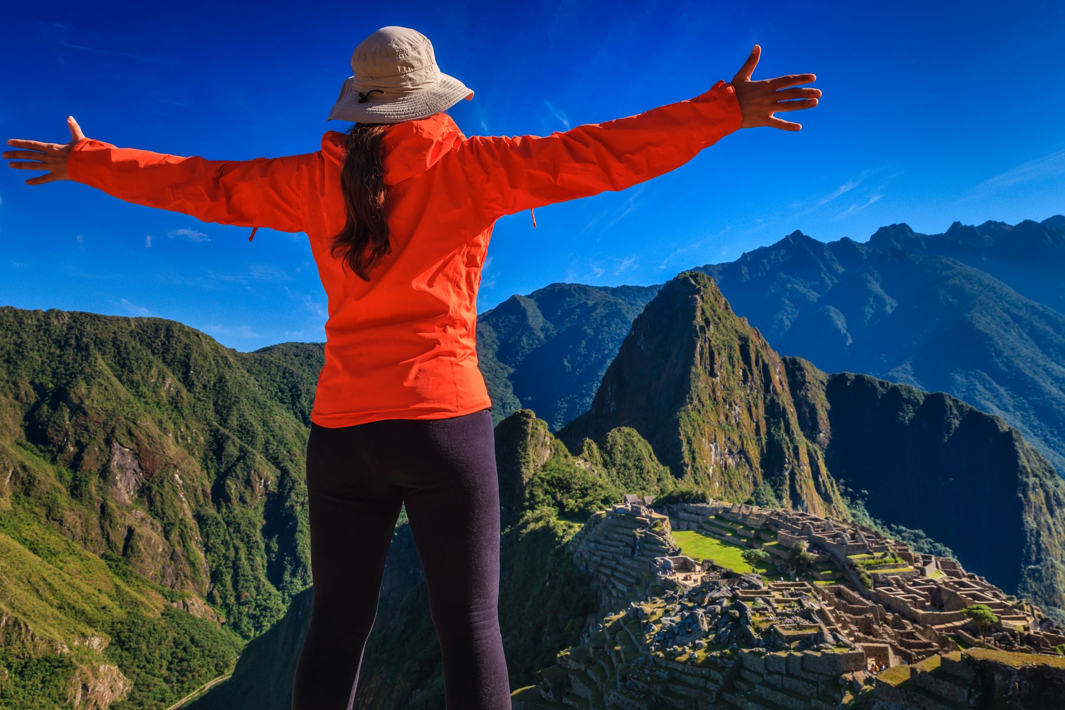 consejos para viajar solo por primera vez: mujer con los brazos abiertos frente a una vista