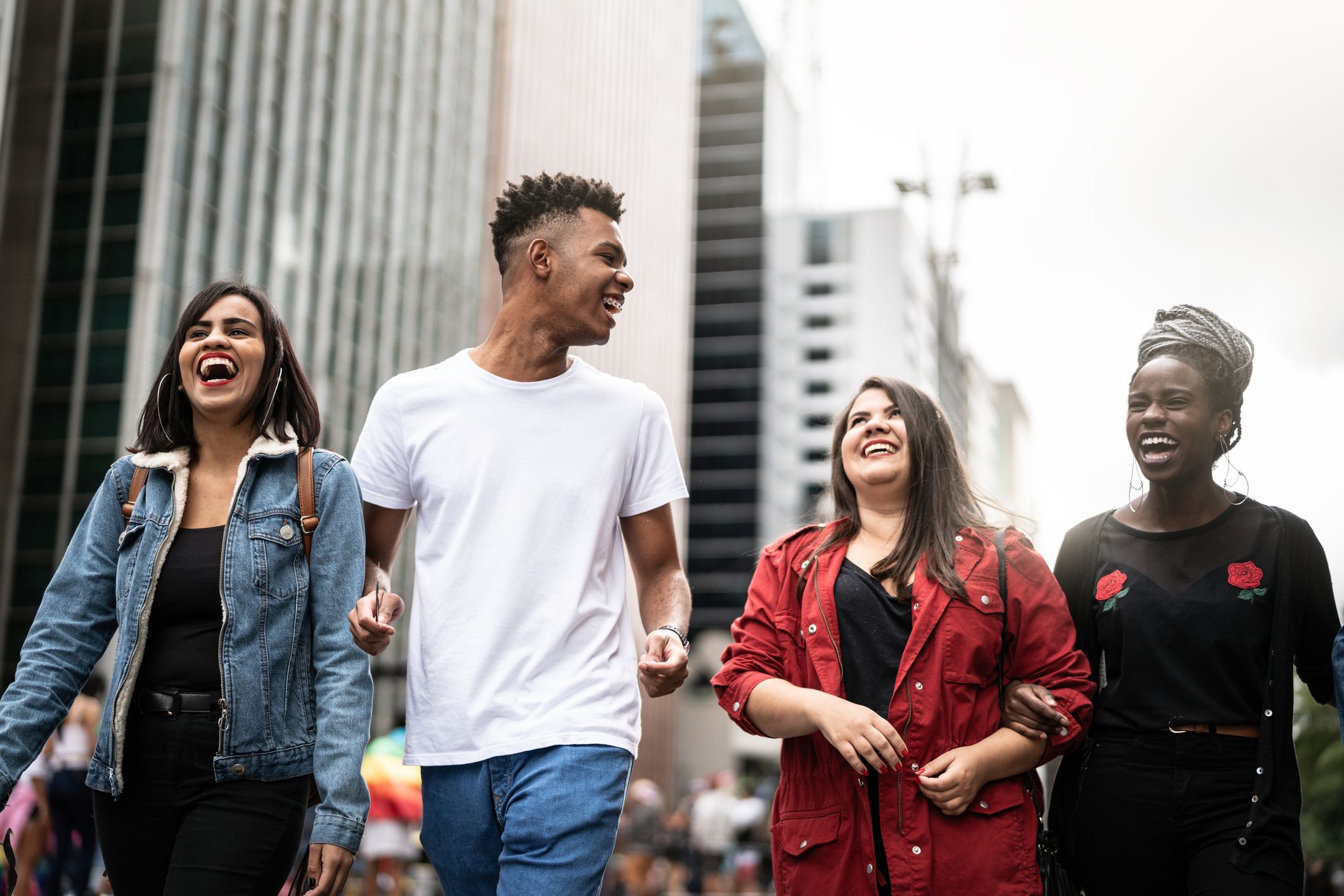 edificios en sao paulo: Amigos paseando por São Paulo