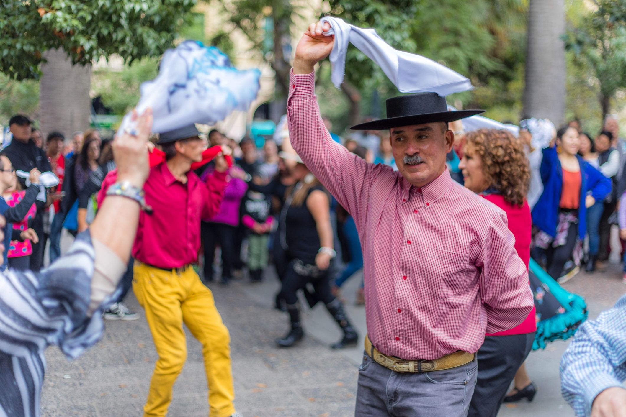 fiestas patrias en concepción: gente bailando con un trapo en la mano