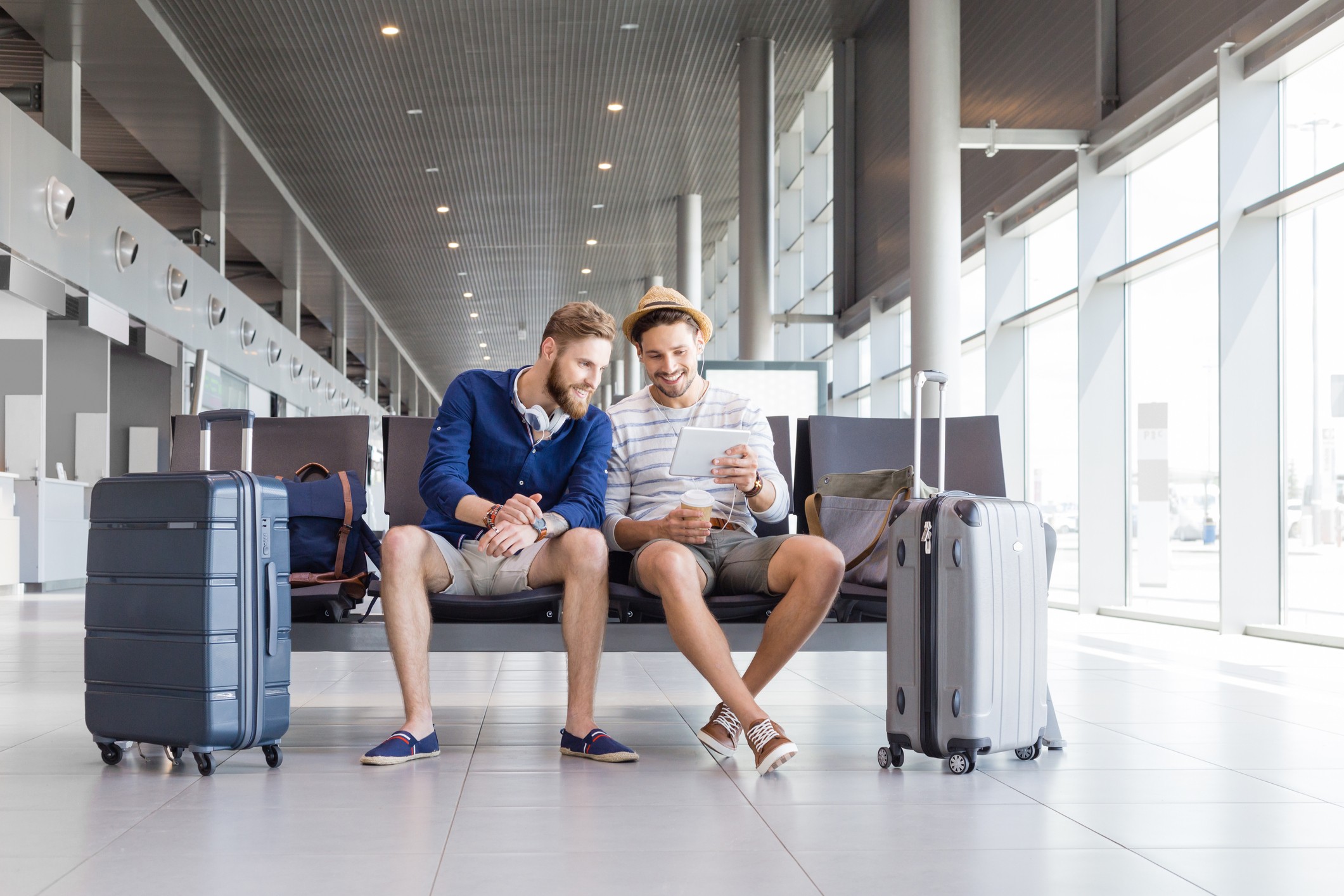 mi primer viaje al extranjero: dos hombres mirando un periódico en el aeropuerto