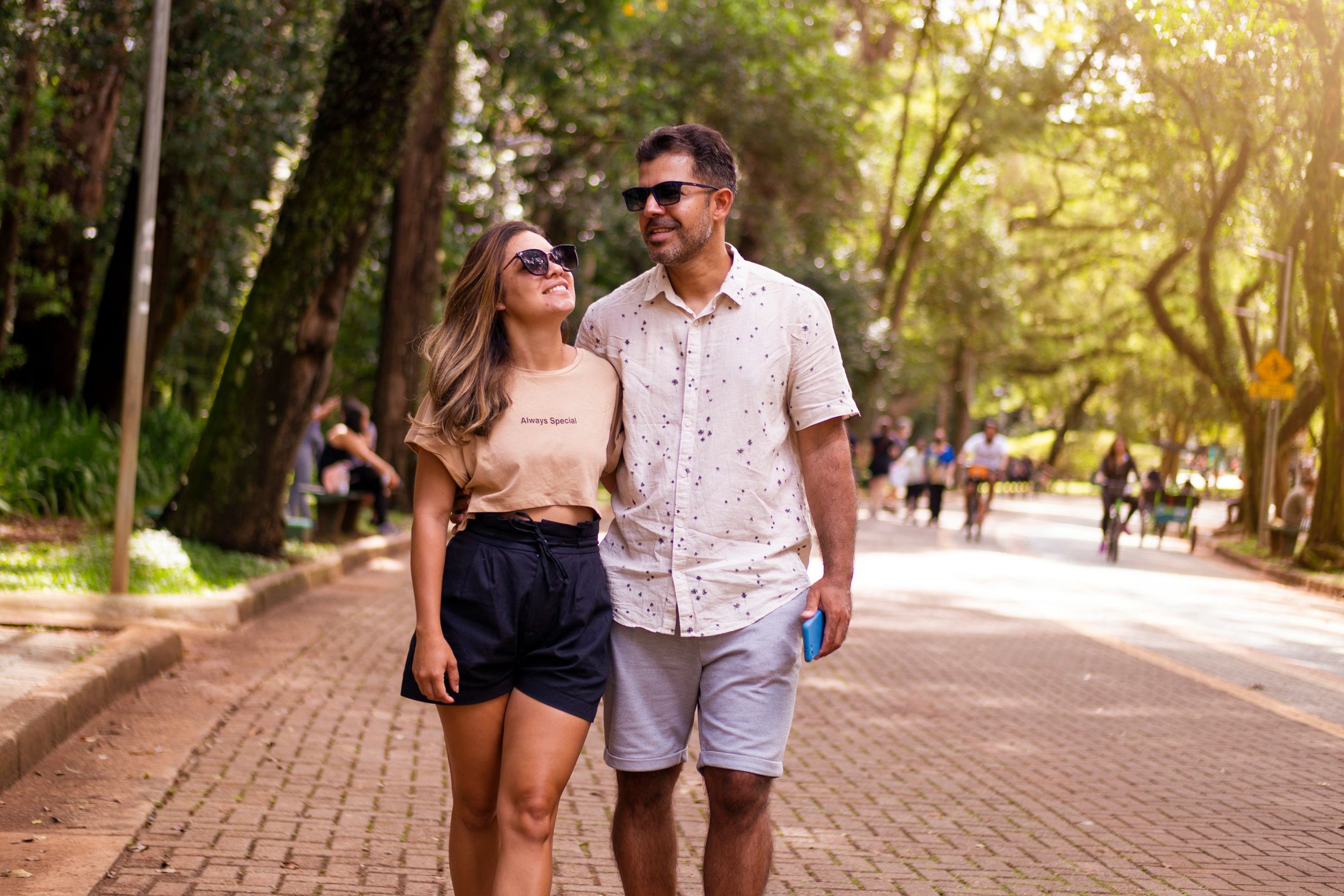 parque do ibirapuera: imagen de una pareja paseando por el parque