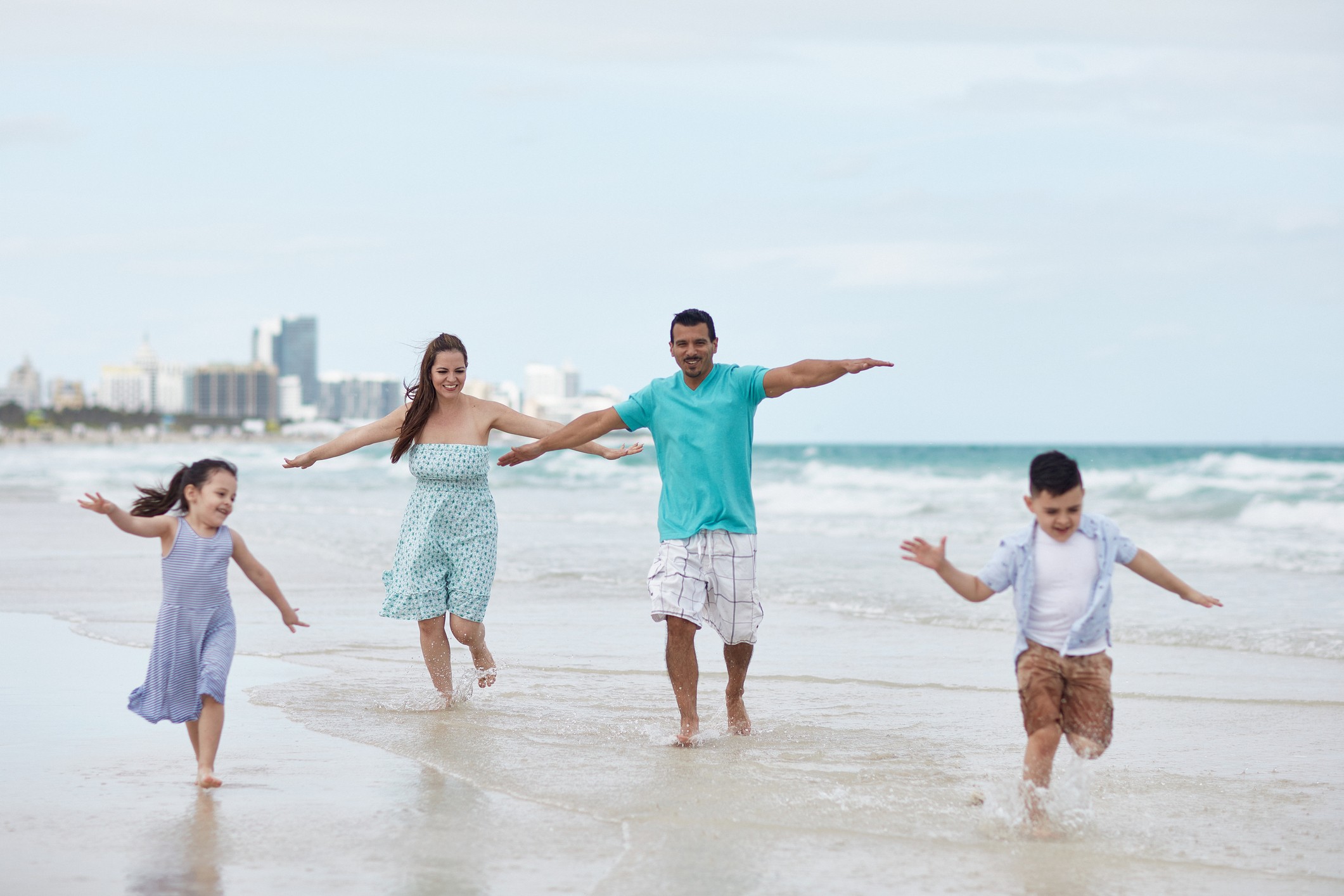 playas para ir con niños: Familia divirtiéndose juntos en la playa