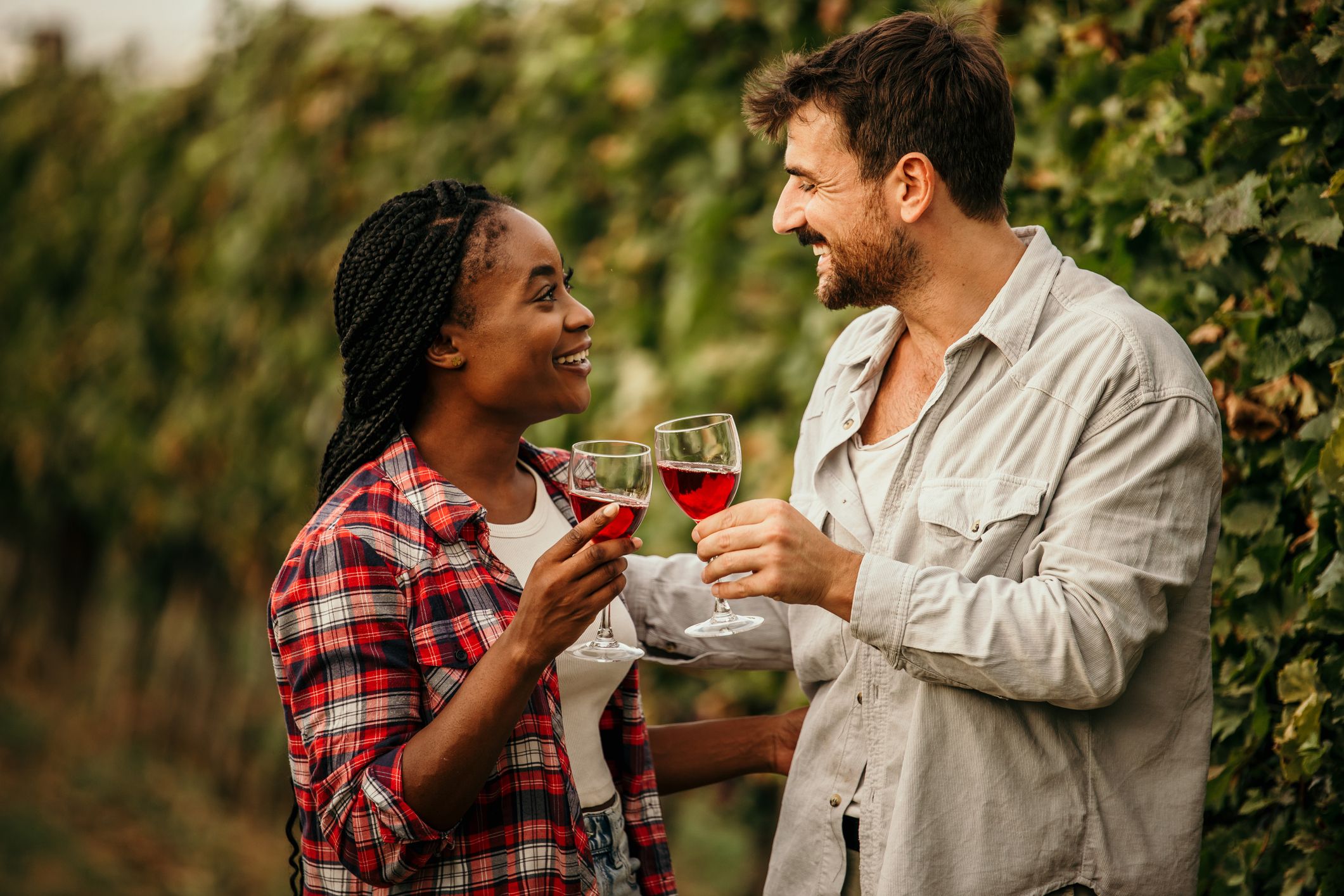 ruta del vino en invierno: gente brindando con una copa