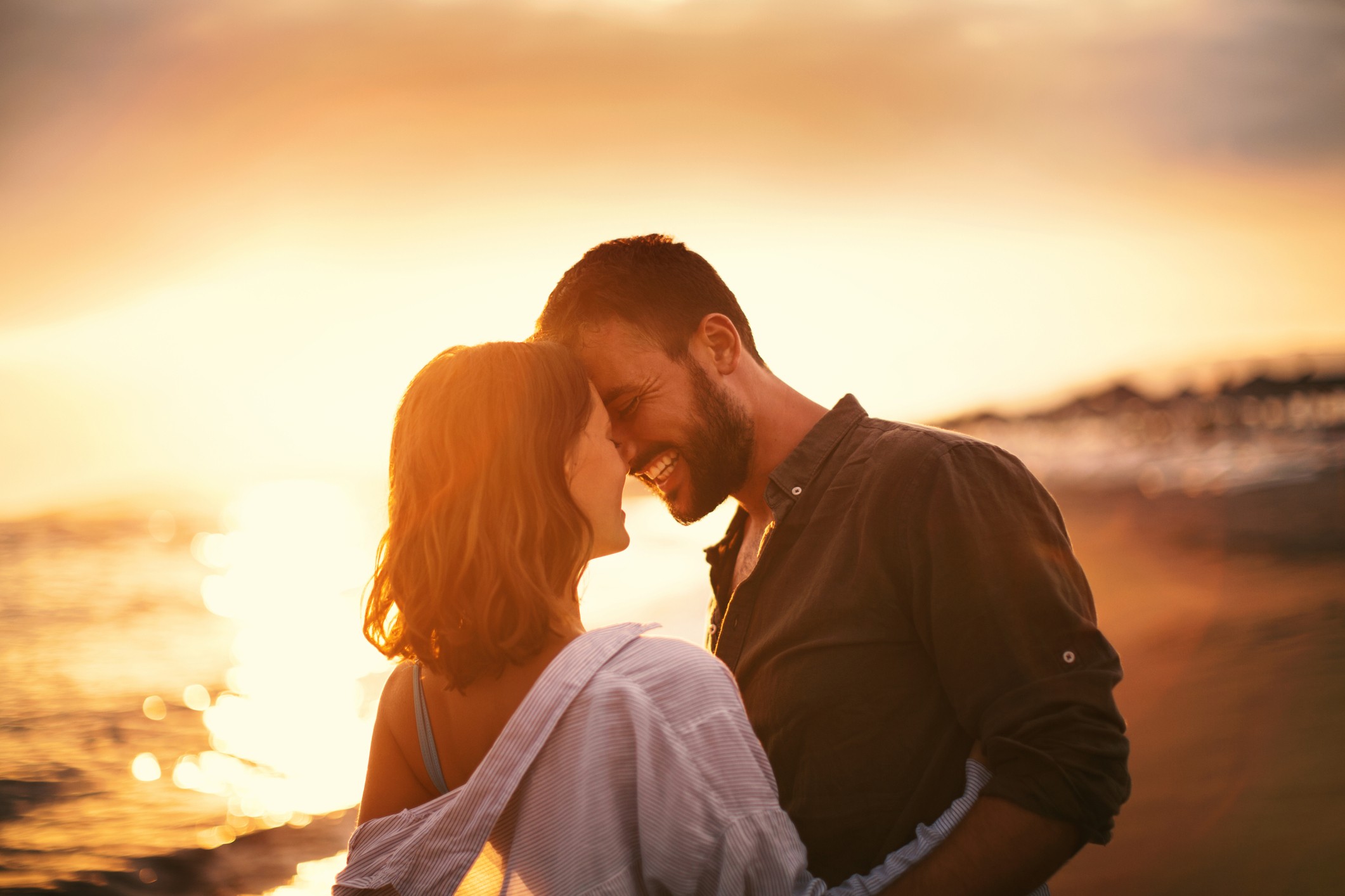 san antonio de lisboa: una pareja besándose al atardecer
