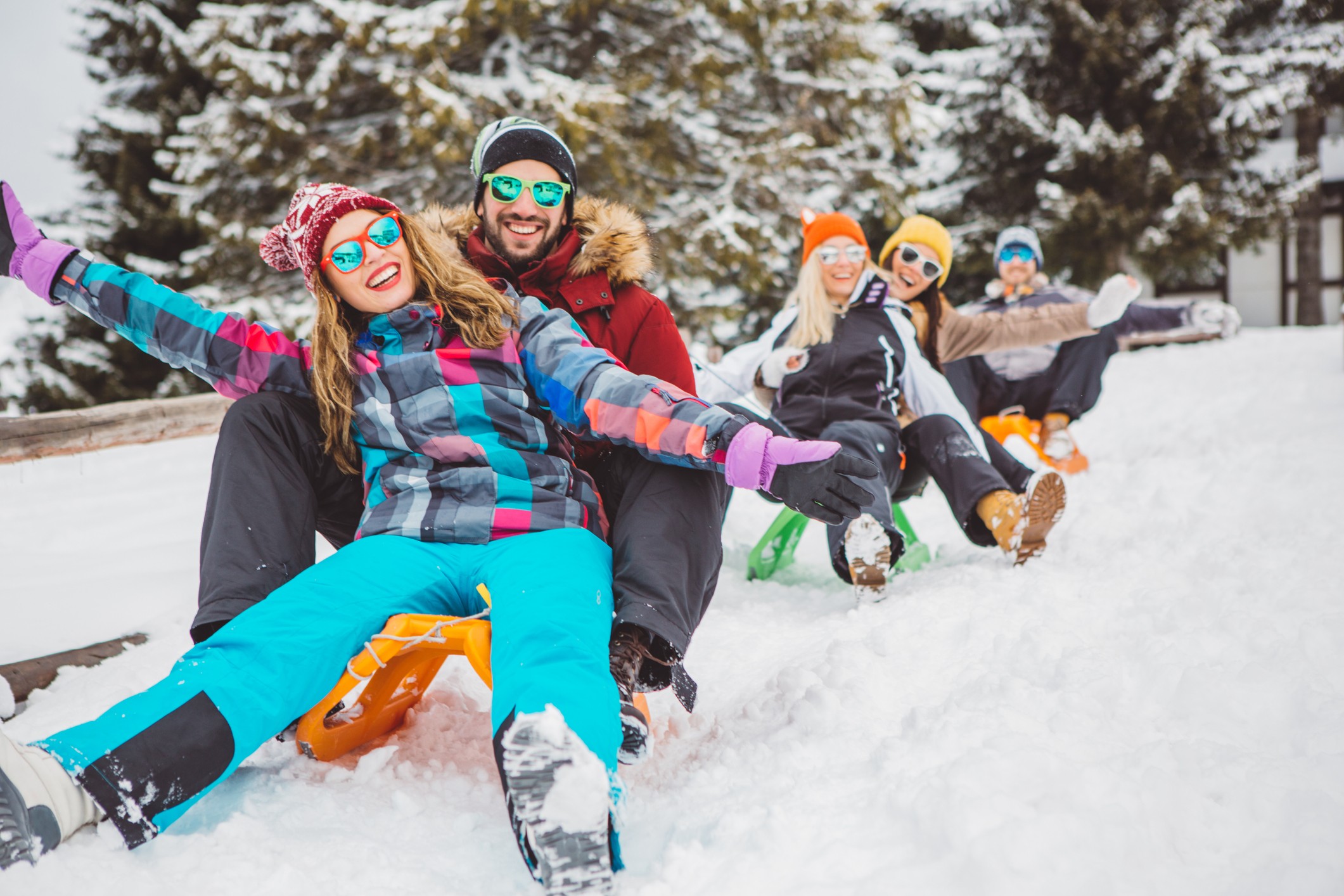 viajar en época de invierno: gente haciendo deporte en la nieve