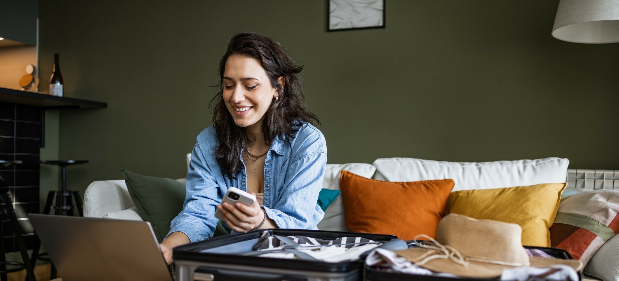festivos por fiestas patrias: mujer empacando su maleta frente a la computadora