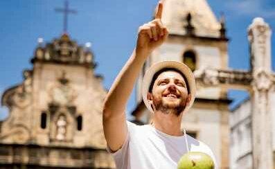 que hacer en salvador de bahia: hombre turista en Bahía