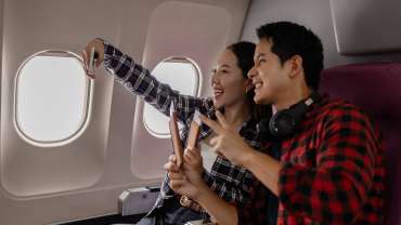 Pareja viajando en avión