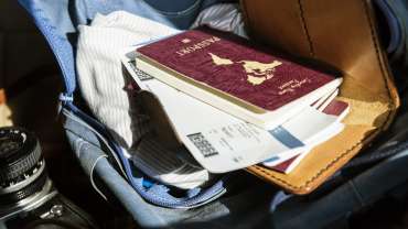 Maleta con pasaporte para viaje