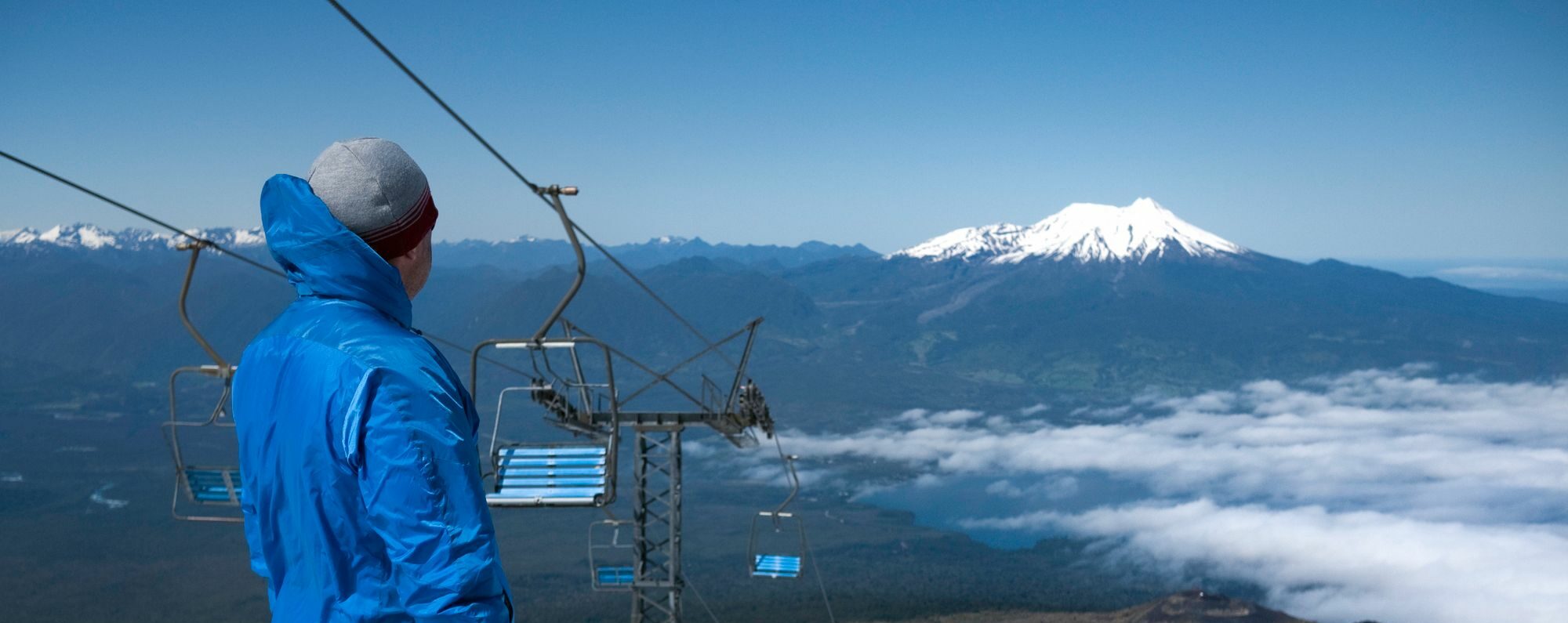 Foto del volcán Osorno con algunas rocas y un río alrededor.