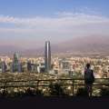 Vista panorámica de Santiago con montañas al fondo.