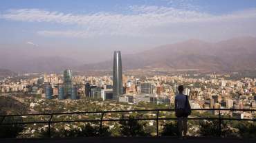 Vista panorámica de Santiago con montañas al fondo.