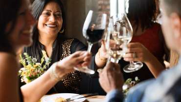 Amigos brindando en un restaurante