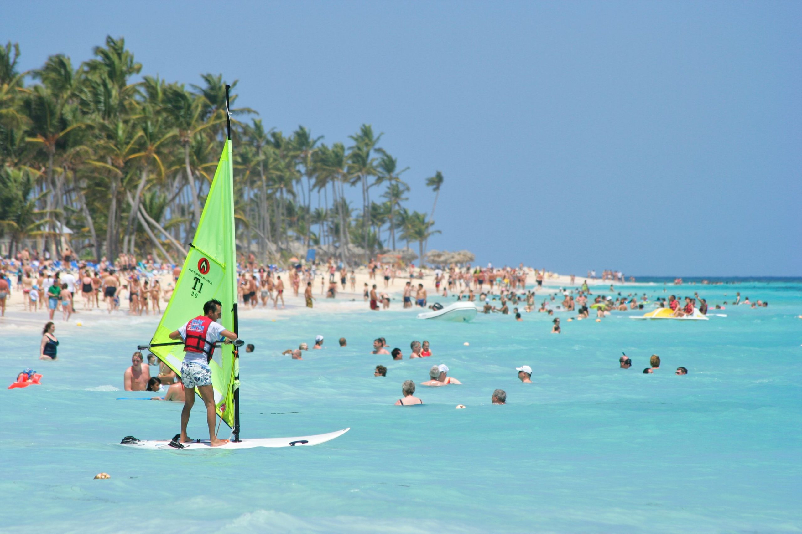 cosas gratis en punta cana: imagen de una playa con mucha gente