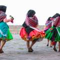 Danza tradicional con trajes coloridos
