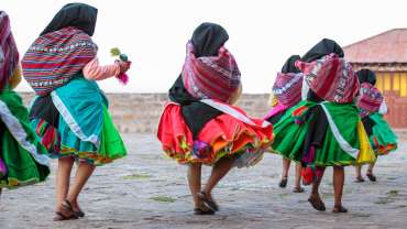 Danza tradicional con trajes coloridos