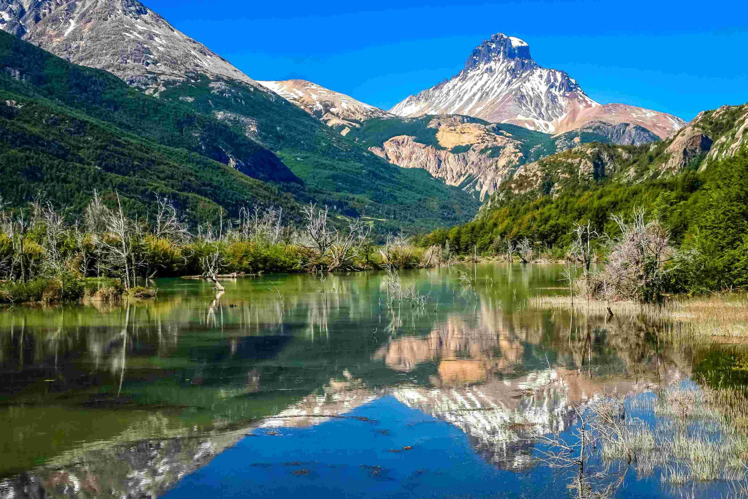 parque nacional cerro castillo: Imagen de un paisaje montañoso con un lago