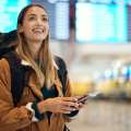 Mulher com uma mochila em um Aeroporto