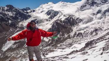 Homem em uma montanha de neve