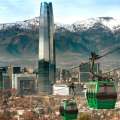 Edificio más alto de Chile con montañas al fondo
