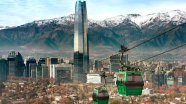 Edificio más alto de Chile con montañas al fondo