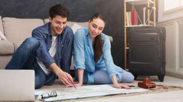 Una pareja utilizando un planificador de viaje