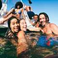 Personas felices en el mar