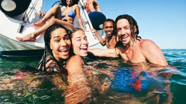 Personas felices en el mar