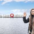 Hombre saludando para una foto frente al Lago Llanquihue