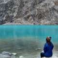 Mujer de espaldas mirando el paisaje del Parque Nacional Huascarán