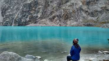 Mujer de espaldas mirando el paisaje del Parque Nacional Huascarán