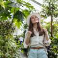Mujer blanca observando el Jardín Botánico en Florianópolis