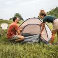 Pareja acampando en medio de la naturaleza en Villarrica