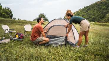 Pareja acampando en medio de la naturaleza en Villarrica