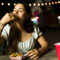 Mujer feliz comiendo comida mexicana